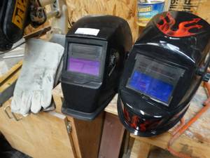 lot 1152 image: 2 welding helmets & welding gloves