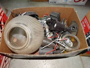 lot 1194 image: Lot of assorted light fixtures