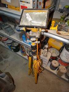 lot 1210 image: Work light w stand