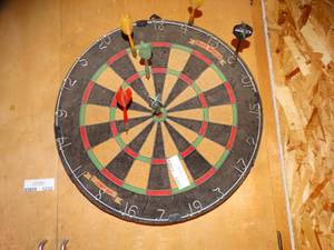 lot 1233 image: Dartboard & darts