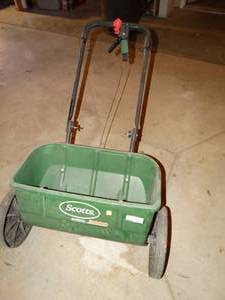 lot 1235 image: Scotts spreader