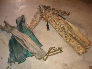 lot 1261 image: Camo coveralls & rain suit