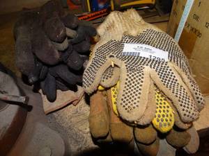 lot 1295 image: Lot of various work gloves