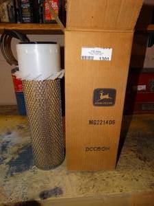 lot 1301 image: John Deere MG221406 filter- New in box