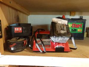 lot 1324 image: Milwaukee 3 batteries & charger