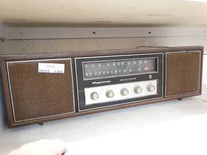lot 1366 image: Vintage Magnavox solid state radio
