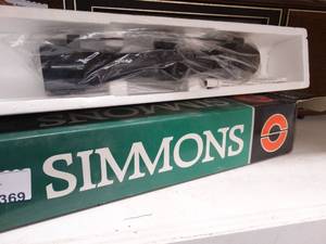 lot 1369 image: Simmons rifle scope- New in box