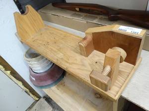 lot 1384 image: Wood shooting stand