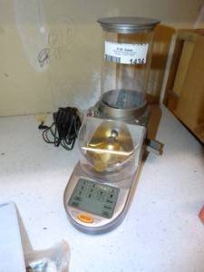 lot 1434 image: Electronic digital scale for reloading