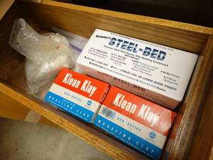 lot 1439 image: Steel bed, Klean klay modeling clay