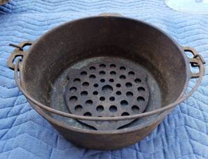 lot 5005 image: Wager -0- Cast Iron Dutch Oven