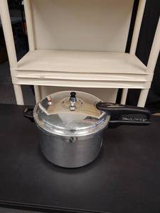 lot 9730 image: 8 Quart Pressure Cooker