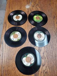 lot 86 image: Lot of 5 Beattles Apple Records 45 RPM Vinyl