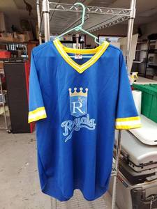 lot 92 image: Vintage 100% Polyester Kansas City Royals Size 2XL V Neck Pullover Fan Shirt