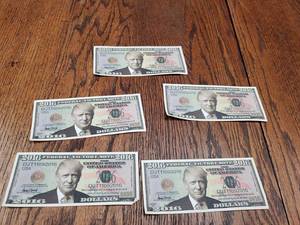 lot 95 image: Lot of 5 Trump Federal Victory Notes. 2016. Fun Novelty