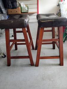lot 9808 image: Set Of 2- 24 Saddle Bar Stools