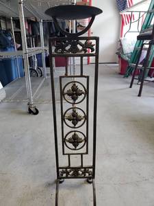 lot 9810 image: 30 Metal Candle Holder