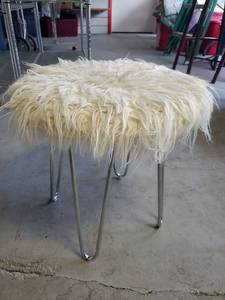 lot 9811 image: 17 Round White Stool