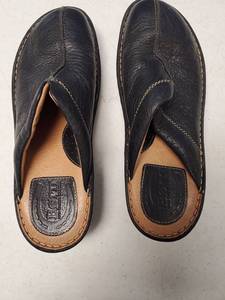lot 9833 image: Size 1042 Born Clogs