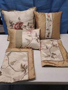 lot 9840 image: 5 pc Floral Bed Set 3 Throw Pillows and 2 Pillow Shams