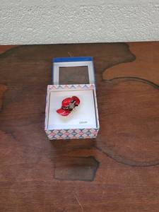 lot 9843 image: Red Hat Society Pin&nbsp Broche