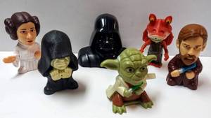 lot 104 image: Star Wars Episode III Revenge Of The Sith  2005 Burger King Toys  2005 Darth Vader Plastic Bust Figure Key Chain - Decopac Inc. LucasFilm
