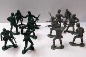 lot 106 image: Lot of 12  4 Tall Toy Soldiers