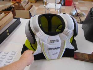 lot 4130 image: Graf Era 7 Senior Size Small Hockey PPE