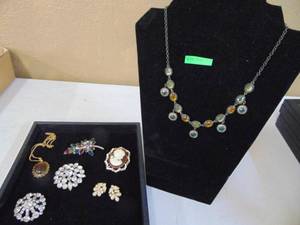 lot 4187 image: Contemporary - Costume Jewelry