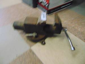 lot 4222 image: Small Bench Vise