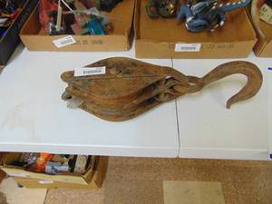 lot 4253 image: Large Pulley and Hook