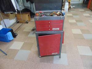 lot 4255 image: Roll away Tool Box with Contents