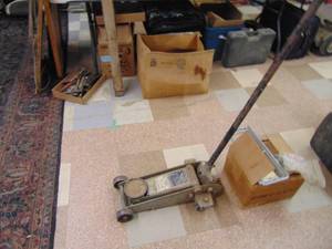 lot 4275 image: Sears 3 Ton Floor Jack - Does Not hold Pressure