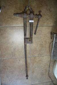lot 4289 image: Post Vise