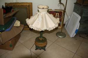 lot 4290 image: Ornate Table lamp