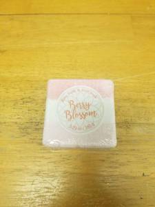 lot 1366 image: Fizzy Bath Bomb & Foot Soap Blossom