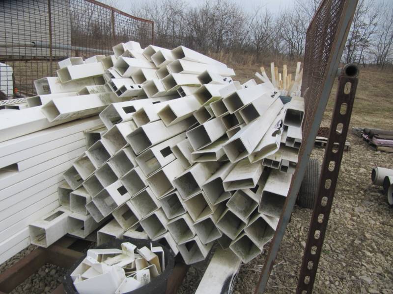 lot 1975 image: Trailer Load of Vinyl Fencing 6 in Rails 4 & 5 Inch Post Routed and Unrouted  -Trailer Included