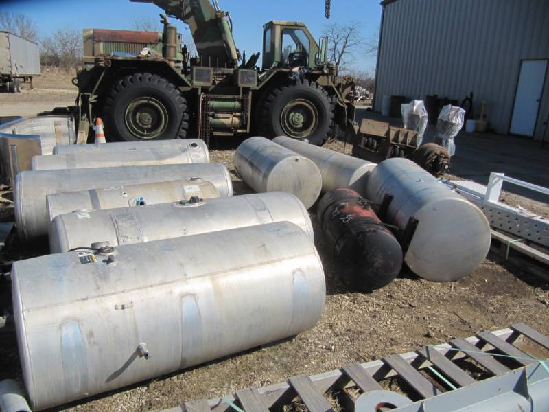 lot 1989 image: Lot of 10 Diesel Aluminium fuel tanks with 1 Steel Reefer Tank Several 150 Gallon Tanks in the lot