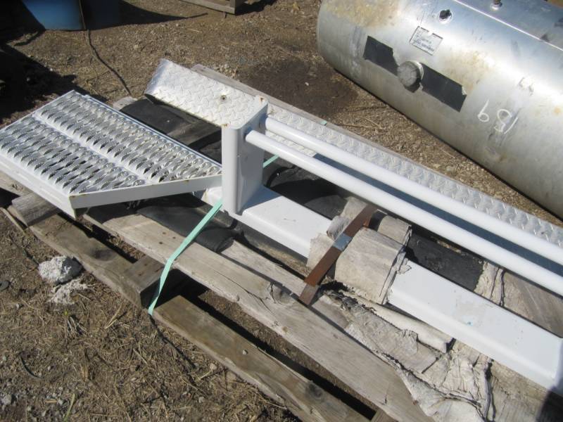 lot 1981 image: NEW Heavy Duty 1 Ton and larger HEAVY DUTY FRONT AND REAR BUMPER-