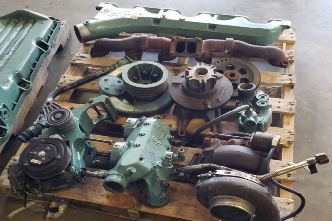 lot 1986 image: 4 Pallets of Detroit Diesel Series 60 12.6L six cylinder diesel engine parts