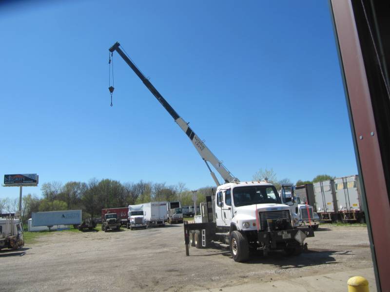 lot 2006 image: 2005 Freightliner M Class Heavy Spec with Full Lockers and N-400B Crane