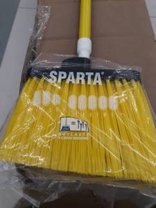 lot 136 image: bulk Carlisle 4108304 Spectrum Duo-Sweep 56 Yellow Angle Broom