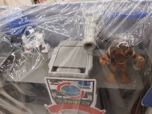 lot 172 image: Star Wars Galactic Heroes 2-In-1 Millennium Falcon Vehicle Playset, Chewbacca, R2-D2 2.5-Inch Action Figures, Lights and Sounds, Toys for Kids Ages 3 and Up