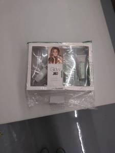 lot 489 image: glow jlo eau de Toilette gift set