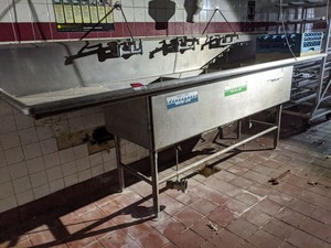 lot 3584 image: Sanitizing Sink