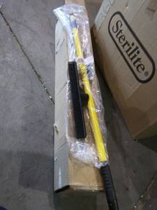 lot 1018 image: Everholder FURemover Broom