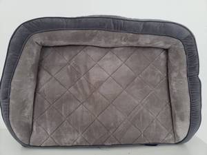 lot 40122 image: SertaPedic Orthopedic Quilted Couch Dog Bed, 36 (Color may vary)