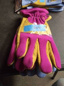 lot 804 image: Premium Genuine Pigskin Leather Ladies Medium Gloves Usa Sewn. lot of 2