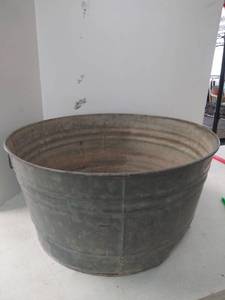 lot 9881 image: Galvanized Metal Wash Tub