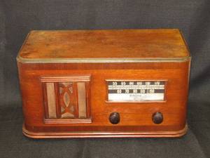 lot 100 image: Vintage Montgomery Ward Airline Radio  Series 4B21